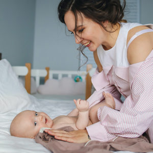 Eveil sensoriel bébé : massage, toucher, calin 