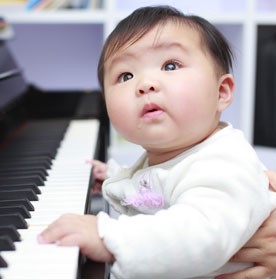 enfant d'origine asiatique qui joue du piano