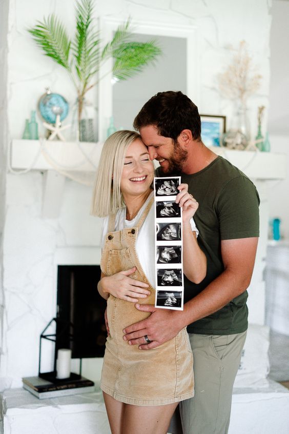 la bonne idée Omum : une photo avec le futur papa et l'échographie pour annoncer sa grossesse