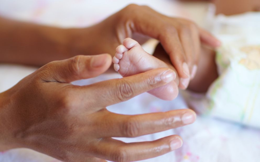 Eveil sensoriel : les bienfaits du toucher chez bébé