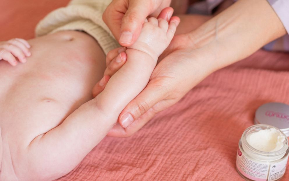 Massage bébé : un moment de complicité aux nombreux bienfaits !