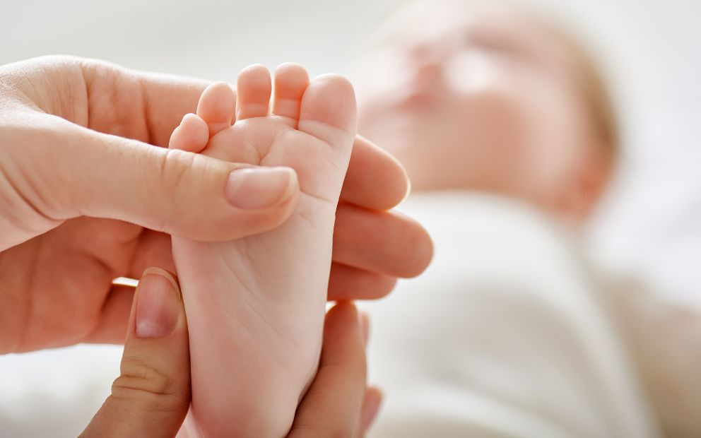 Bébé est doté à la naissance d’un « programme de survie » appelé les réflexes archaïques